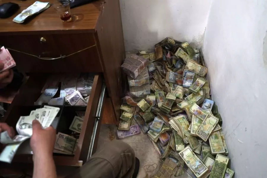 للمرة الثالثة بتاريخها .. الليرة تتهاوى وتتجاوز حاجز الـ 3000 مقابل الدولار