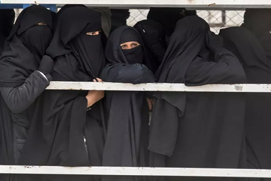 فرنسا .. دعوات متجددة لإعادة عائلات جهاديين من مخيمات الاحتجاز بسوريا