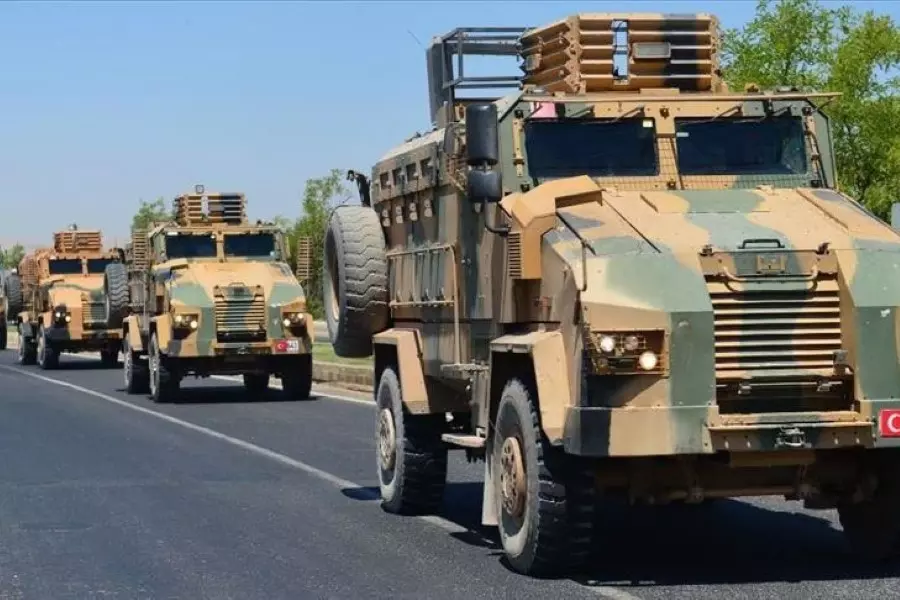 تضم مدرعات وقاذفات صواريخ.. تعزيزات عسكرية تركية تصل إلى الحدود السورية