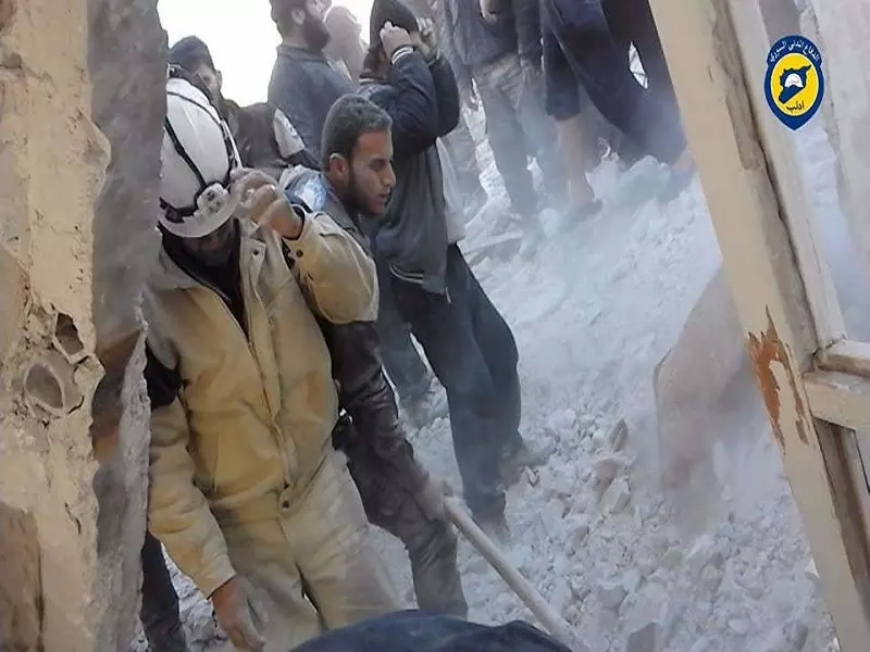 12 شهيد وعشرات الجرحى بقصف جوي استهدف بلدة ترمانين بريف إدلب