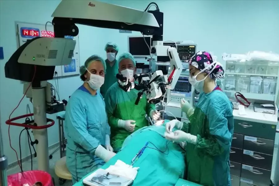 تركيا ... زراعة أذن إلكترونية لطفل سوري فقد سمعه بسبب تعرض أمه لهجوم كيماوي