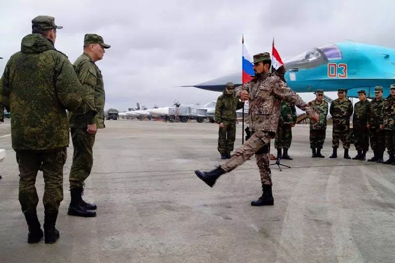 “النمر" القاتل لشعبه يؤدي التحية للمحتلين و سعيد بوسام الذل