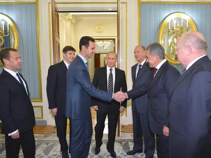 كان بشار وحده هناك