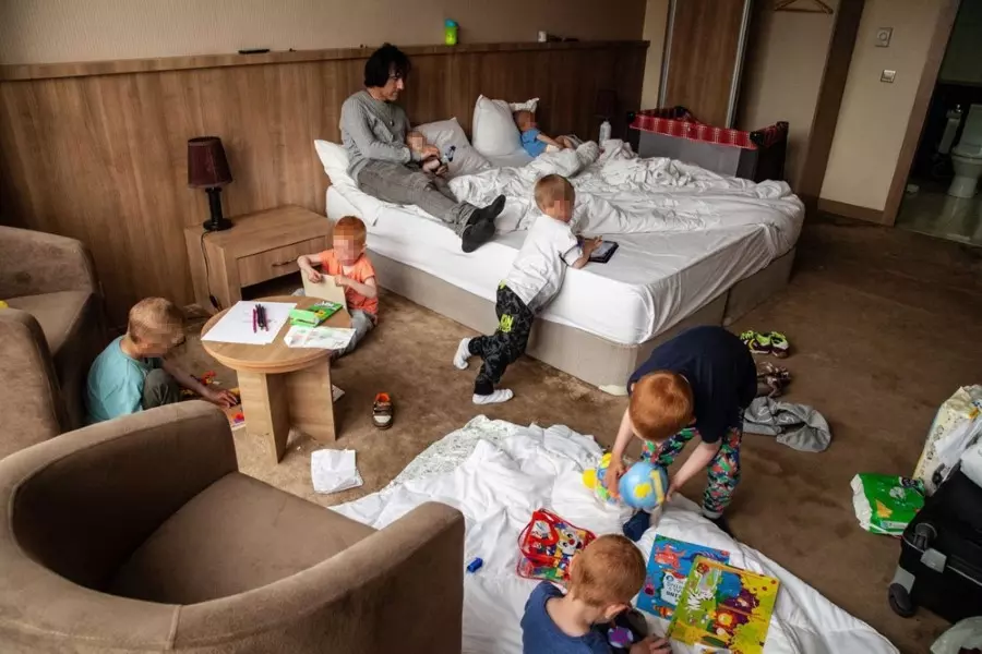 "نيويورك بوست" تسرد قصة موسيقي سويدي أنقذ أحفاده السبعة من براثن داعش بسوريا