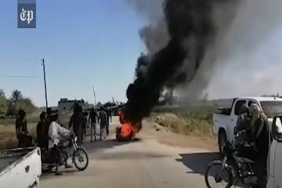 خروج مظاهرات غربي ديرالزور والأهالي يعترضون طريق دورية روسية