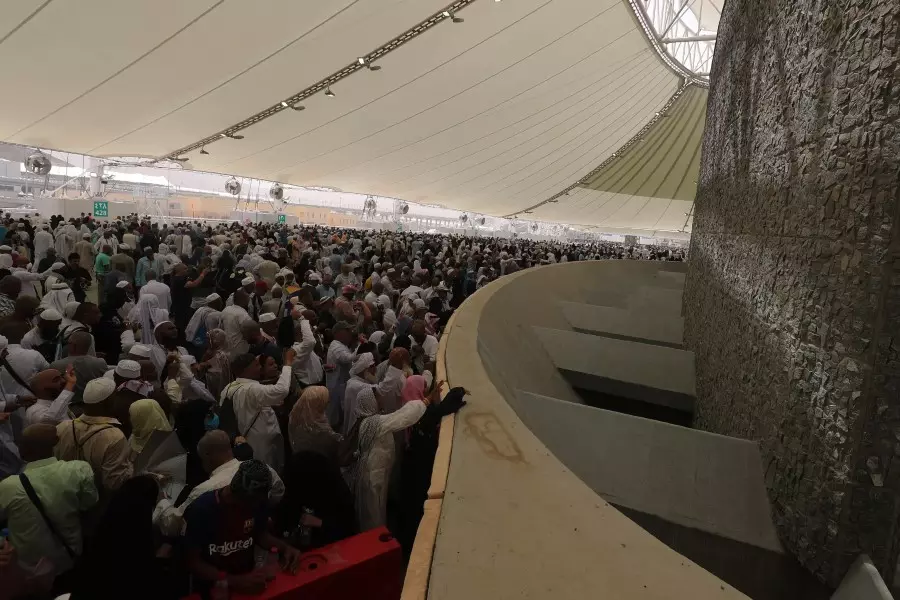 حجاج بيت الله يواصلون رمي الجمرات في ثاني أيام التشريق