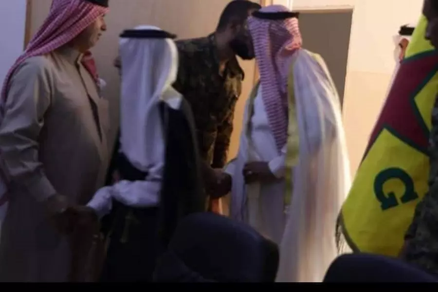 قيادات من التحالف الدولي تجتمع مع وجهاء دير الزور في معيزيلة لمناقشة أوضاع مناطقهم وتوعد بتقديم الخدمات