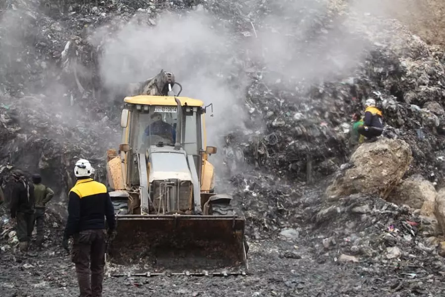 ليس القصف وحده .. بل البؤس والحاجة لجمع النفايات يقتل أطفال إدلب