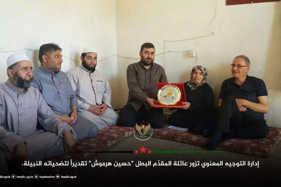 إدارة التوجيه المعنوي في "الجيش الوطني" تزور عائلة المقدم "حسين هرموش" وتقدم رمزاً تذكارياً