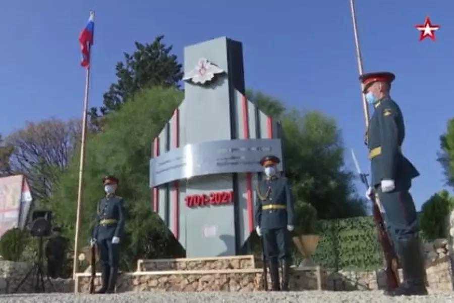 تزعم إزالتهم للألغام ... روسيا تدشن نصباً تذكارياً لقتلى "خبراء المتفجرات" الروس بقاعدة حميميم