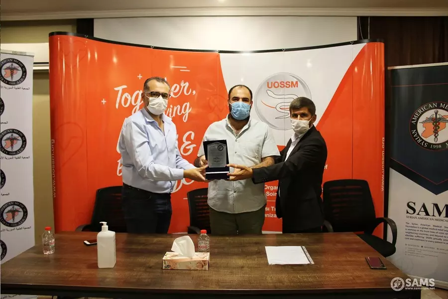 تقديراً لجهوده في القطاع الطبي ... منظمات تُكرم الدكتور "منذر خليل" مدير صحة إدلب