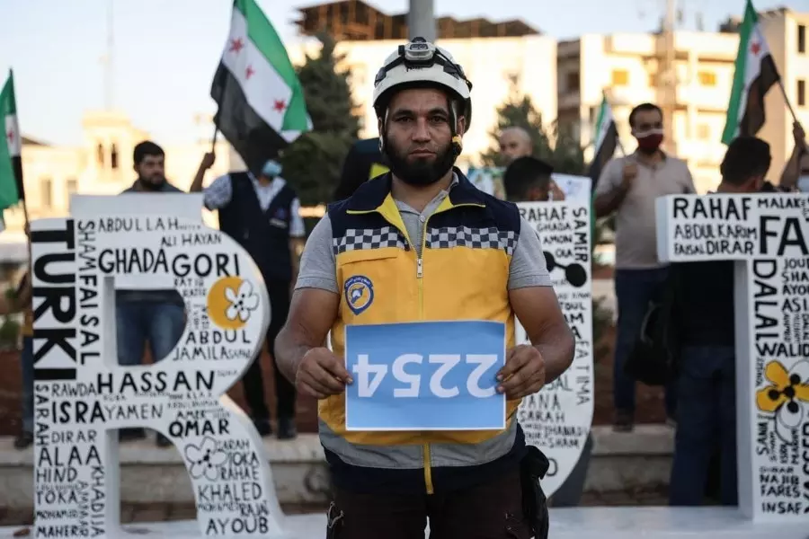 وقفة احتجاجية في الذكرى الثامنة لمجزرة كيماوي الغوطة بإدلب و"الخوذ البيضاء" تُنكس أعلامها