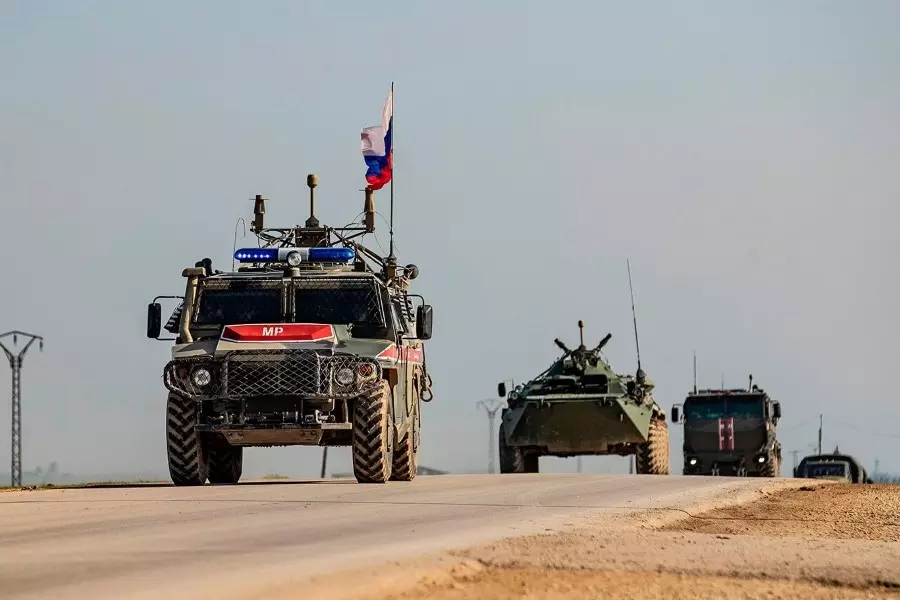 إطلاق نار ودهس .. دورية روسيّة تقتل طفلاً وعربة لـ"قسد" تصيب آخر رفقة والده بدير الزور