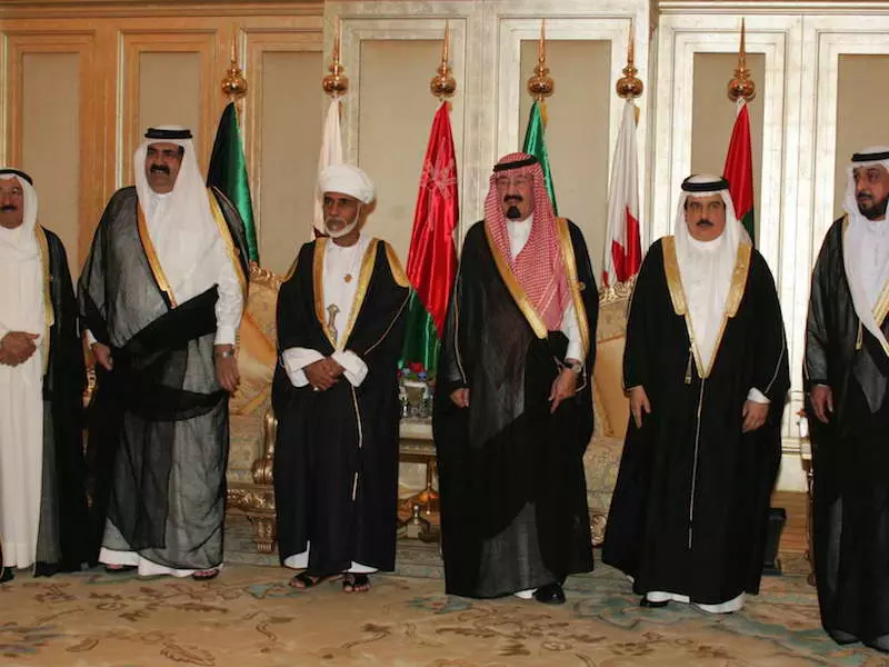 إيران تواجه الخليج بضم العراق وسورية