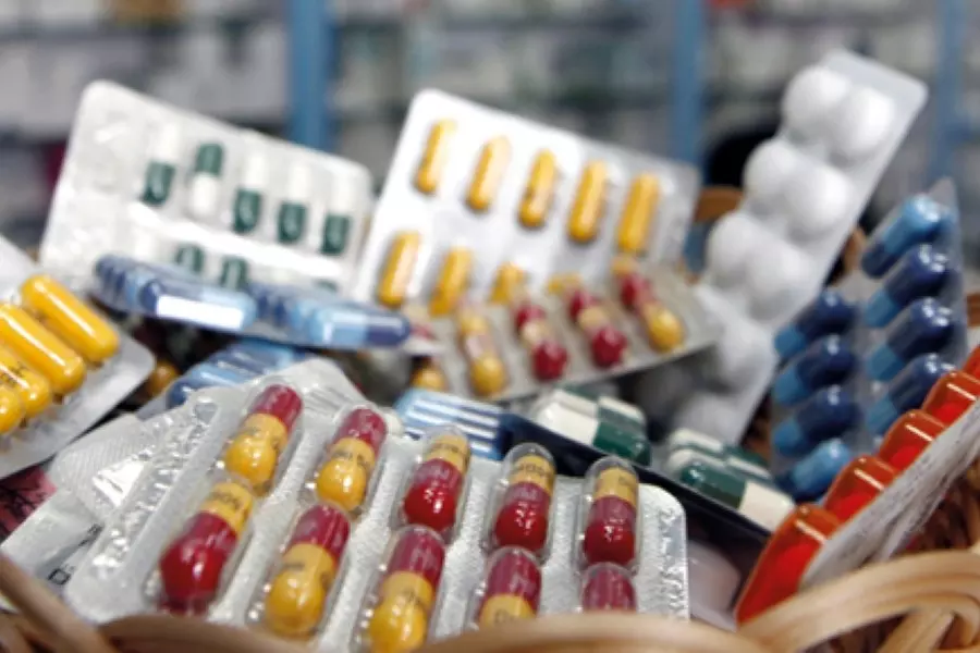 "لو ارتفع 100% يبقى أرخص من الأجنبي" .. مسؤول لدى النظام يطالب رفع سعر الأدوية