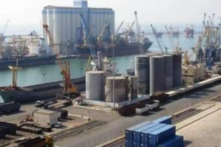 مع استمرار طوابير الخبز … تفجير مرفأ طرطوس يكشف عن كميات كبيرة من القمح!!