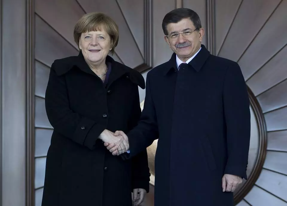 أوغلو : سنفتح أبوابنا للاجئيين و لكن لانريد أن يتم استهداف أراضينا .. ميركل : أن نفعل وقف اطلاق النار