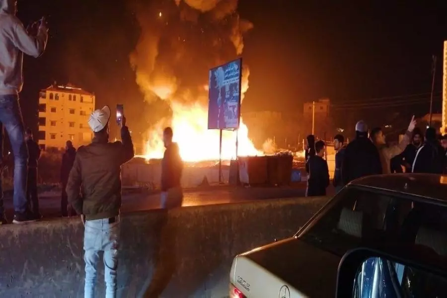 إحراق خيم اللاجئين قرب طرابلس إثر إشكال بين شبان سوريين ولبنانيين