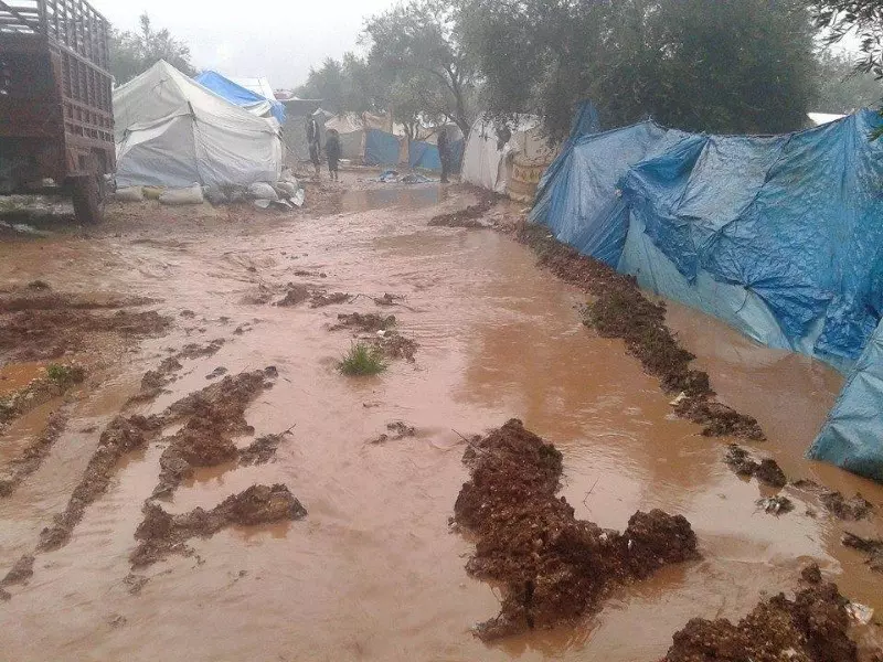 العاصفة هدى.. رياحها تجتث الخيام وبردها زمهرير