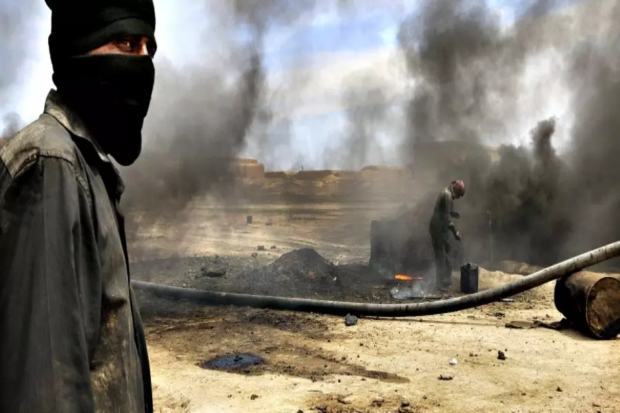 رغم تحذيرات التحالف ... إنشاء خط لنقل المازوت من مناطق "قسد" إلى قوات الأسد بديرالزور