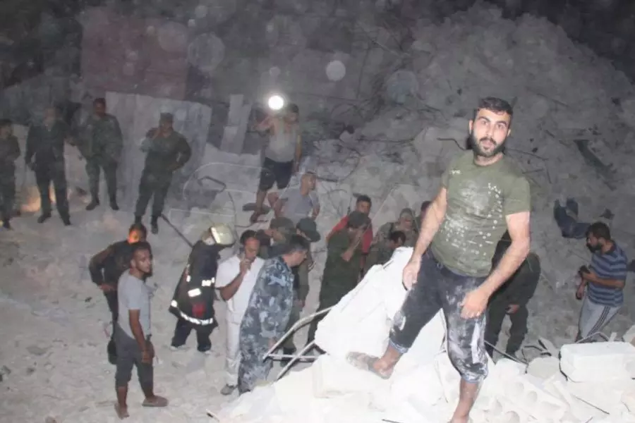 ضحايا إثر انهيار مبنى سكني شرقي حلب والنظام يبرر