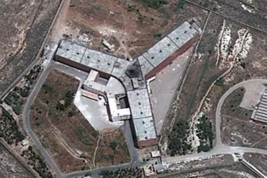 الغارديان: نظام الأسد يبتز عائلات معتقلين لدعم خزانته بالرشوة