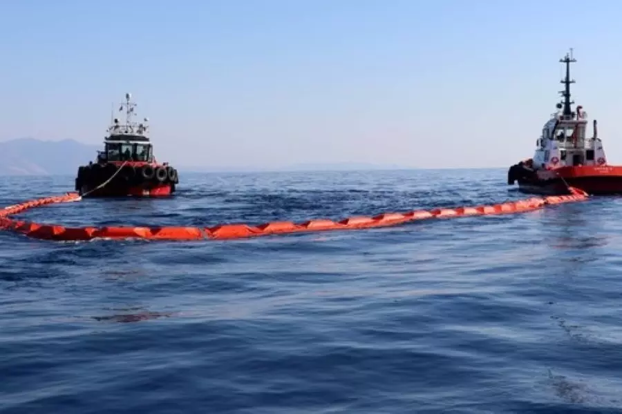 بلدية ولاية هطاي تؤكد استمرار جهود تنظيف آثار التسرب النفطي القادم من سوريا