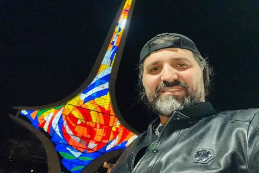 أخطر تجار المخدرات ينشر "سيلفي" من ساحة الأمويين.. وموالون هل سيشارك في إعادة الإعمار؟!