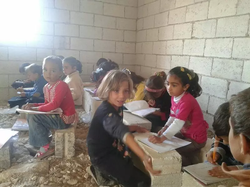 مدرسون ما بين مطرقة الفصل وسندان العمل التطوعي