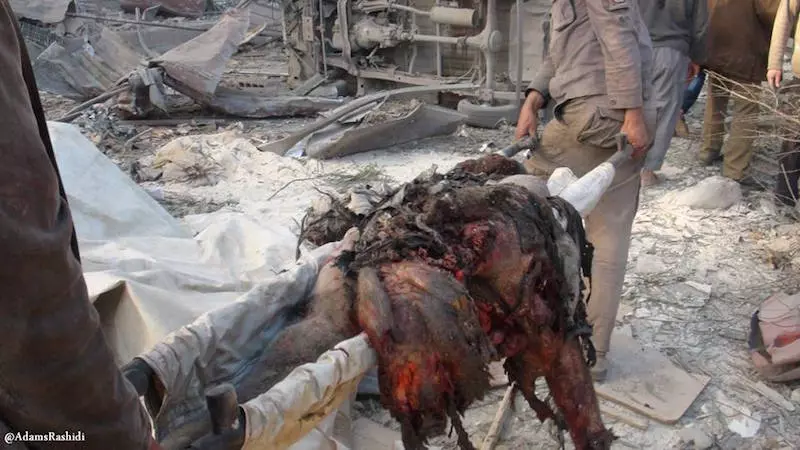 أشلاء أكثر من ٣٠ شهيداً تملئ سوق "بزينة" نتيجة غارات العدو الروسي