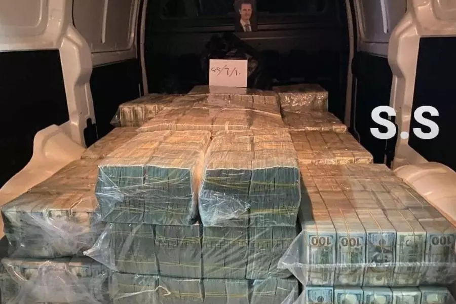 جدل حول صورة مسربة لمبالغ مالية بالدولار والمركزي يصرح: "هدفنا ليس إعادة سعر الصرف" ..!!