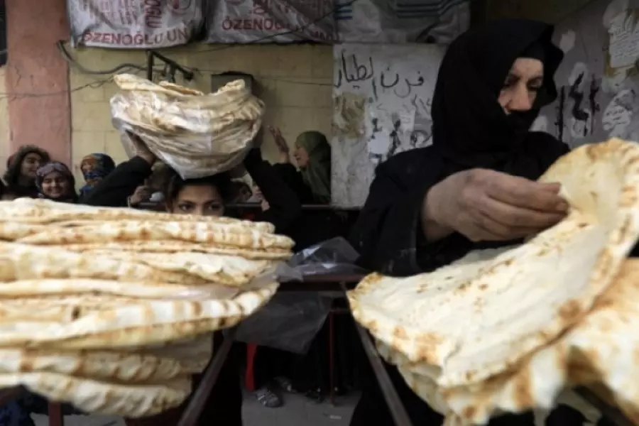 النظام يمهد لرفع الدعم عن الخبز والمواد التموينية .. صحفي موالي يعلق: "قادم لا محالة"