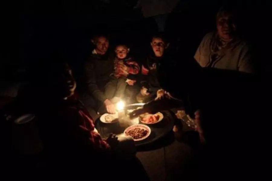 النظام يزيد ساعات تقنين الكهرباء ويبرر بفيديو أثار السخرية على الصفحات الموالية