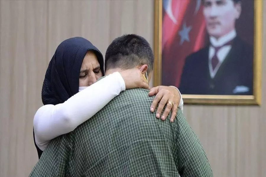 عنصر من "ي ب ك" يسلّم نفسه لقوات الأمن التركية عند الحدود مع سوريا