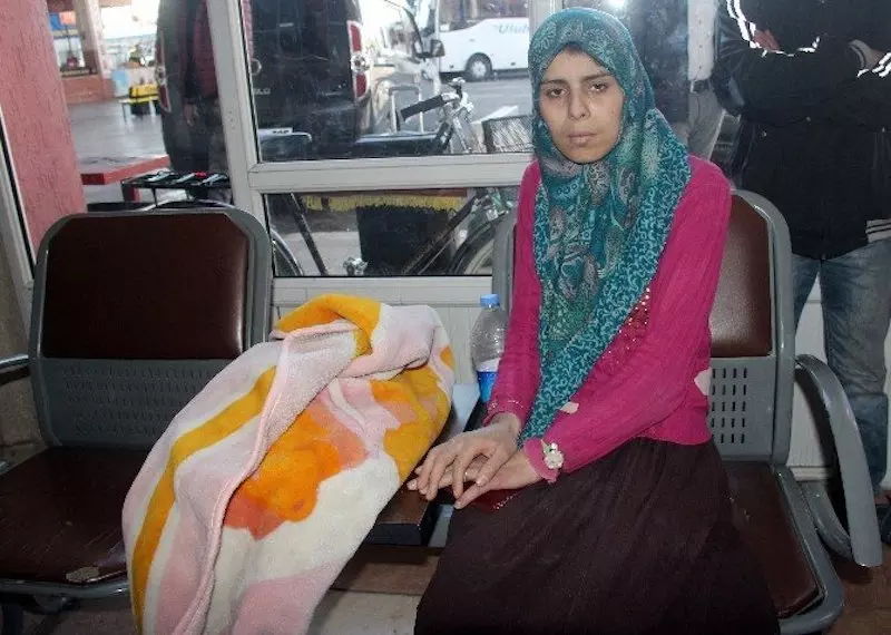 فرت بها لحمايتها من الموت .. أم سورية تتابع وفاة ابنتها الرضيعة في محطة حافلات تركية