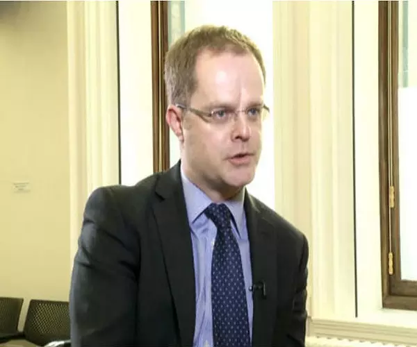 المبعوث البريطاني لسوريا ... روسيا تقصف المناطق التي يتواجد بها الجيش الحر و المدنيين