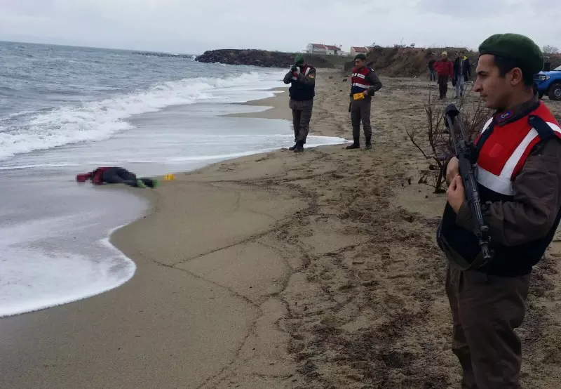 انتشال أربعة جثامين لأم و بناتها قضوا غرقاً قبالة السواحل التركية