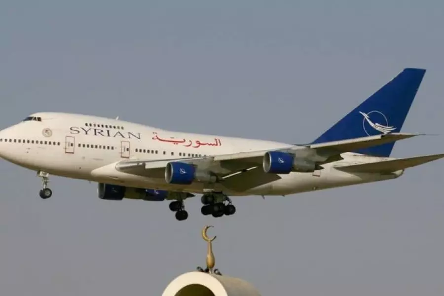 عضو بـ "مجلس التصفيق وزوجته" يُشبحان على مضيفة طيران خلال رحلة جوية