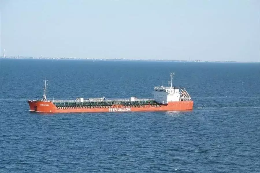 إعلام إيراني: باخرة إيرانية محمّلة بالمازوت إلى لبنان تصل المياه السورية