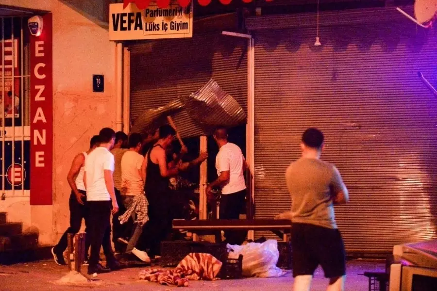 "يني شفق" تُحمل قادة المعارضة مسؤولية الحملات العنصرية ضد السوريين بأنقرة