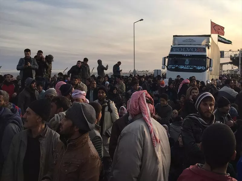 معبر باب السلامة مغلق في وجه النازحين ... والبدائل بناء مخيمات على الحدود التركية