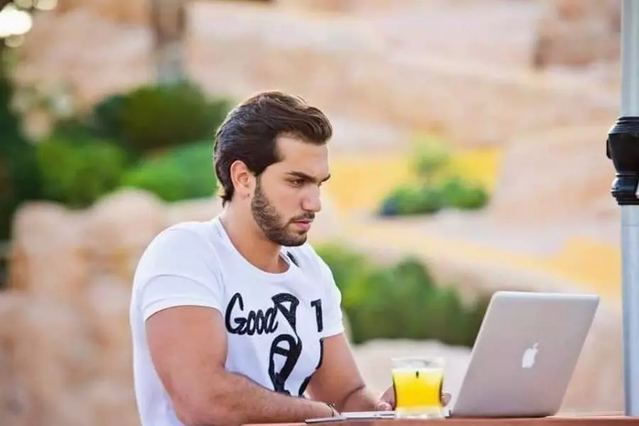 بعد استقالة أخوه.. رامي مخلوف يعين ابنه "ذو العشرين عاما" نائبا له في إدارة سيريتل