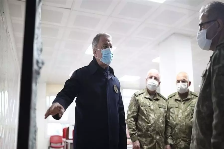 "أكار" يجري زيارة تفقدية للقوات التركية المنتشرة على الحدود السورية