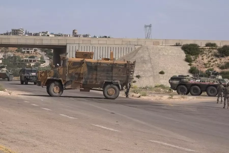 دورية "تركية روسية" جديدة على "أم 4" والأهالي يرشقون العربات الروسية بالحجارة