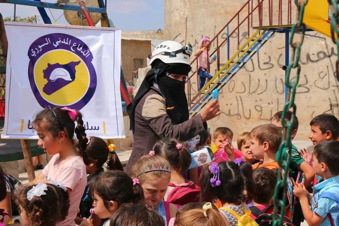 متطوعة في الخوذ البيضاء مع أطفال بريف إدلب