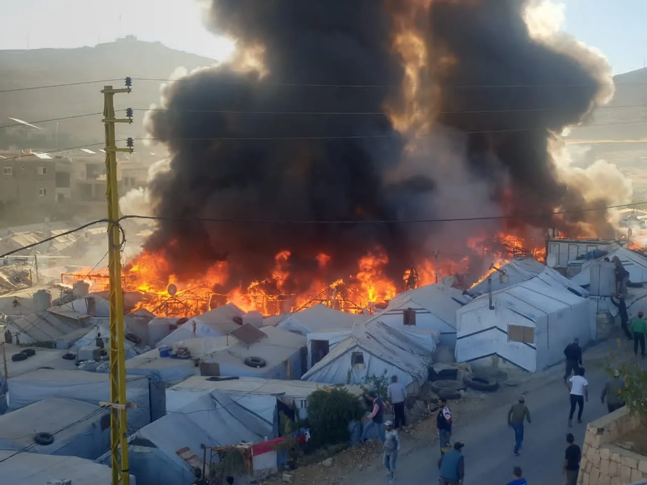 حريق يلتهم خيام النازحين في لبنان و"استجابة سوريا" يتضامن "من إدلب هنا عرسال"