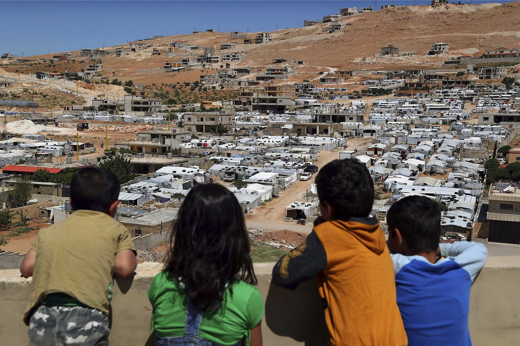 مخابرات لبنان تمنع شبكات الإنترنت ضمن مخيمات اللاجئين السوريين وتهددهم
