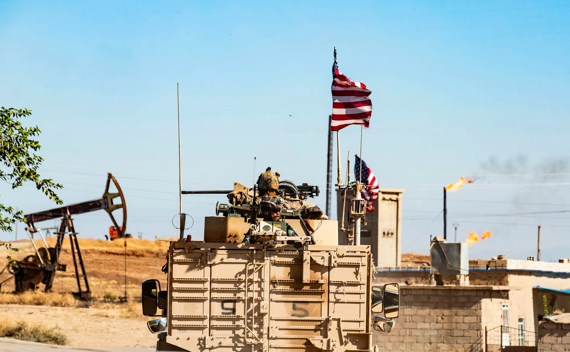 خارجية النظام تتهم واشنطن بمواصلة قرصنتها في "سرقة النفط السوري" باتجاه العراق