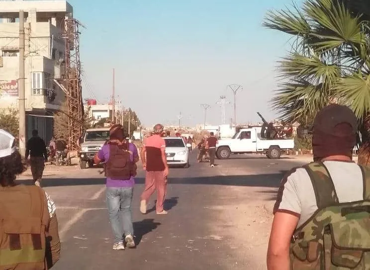 مقاتلون محليون يهاجمون مجموعة لـ "تنظ ـيم الدولــ ـة" بريف درعا