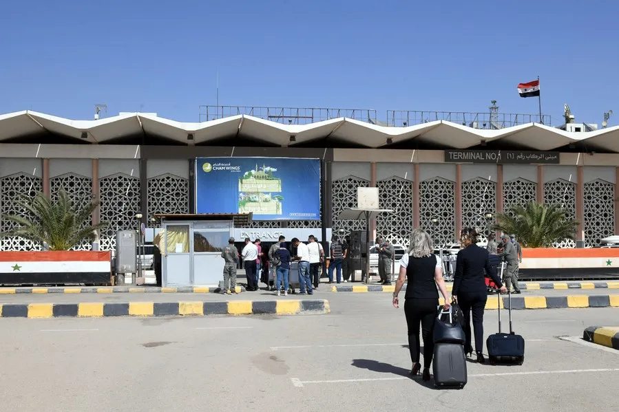 "السورية للطيران" تترك حقائب المسافرين بدمشق.. مسؤول إعلامي: تقصير يسيء لسمعة سوريا